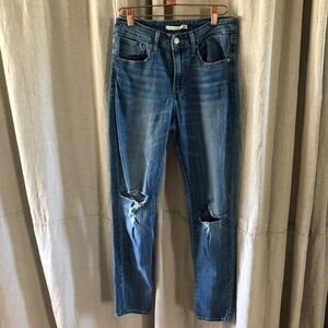 Levi's lightwash ripped skinny jeans